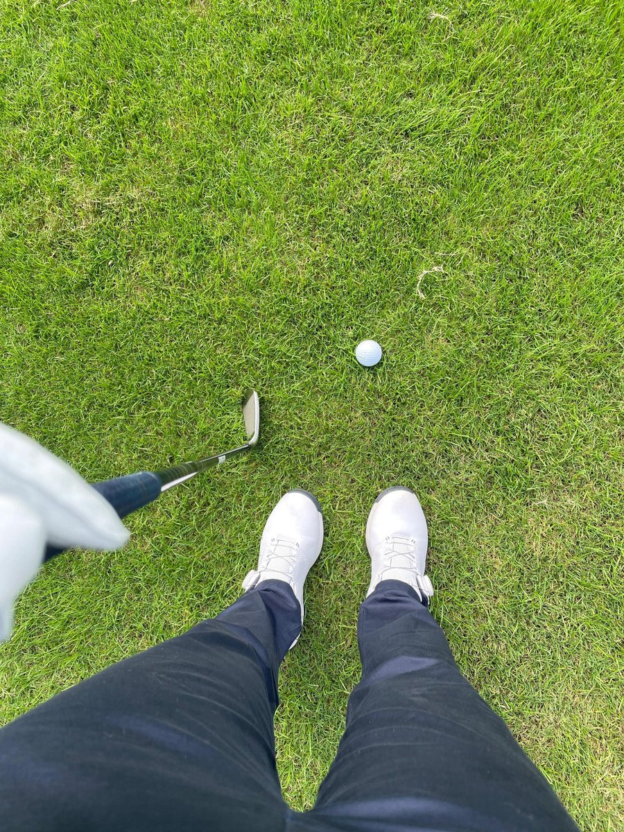 スイングを振るい、ゴルフの優雅さとチャレンジを共有しましょう。