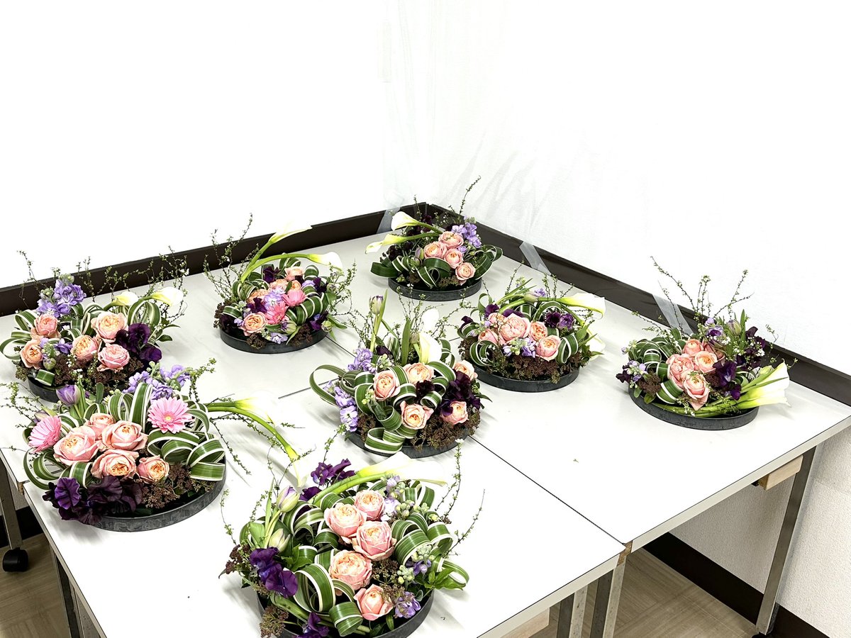 Dhiver_fleur's tweet photo. キキョウランの葉を使ってデザインしたアレンジメント。花市場では春の花が勢揃いして、ワクワクがとまりません！よみうりカルチャー荻窪教室では皆さま葉🌿のオブジェで楽しそうにデザインされていました♩ https://t.co/1veFBsSGz5