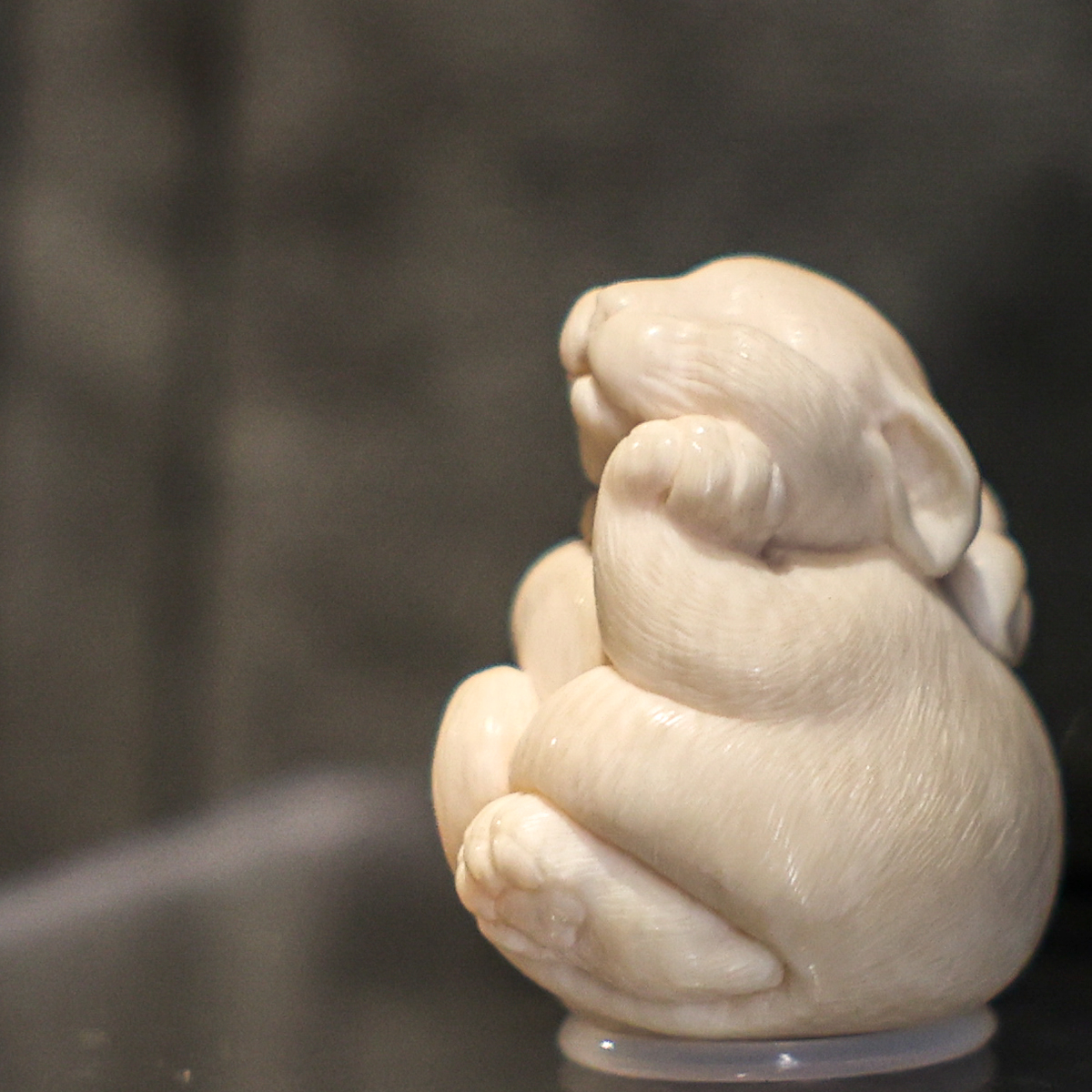 繊細な技巧や作品名など、多様な視点から物語を想像するのも現代根付の