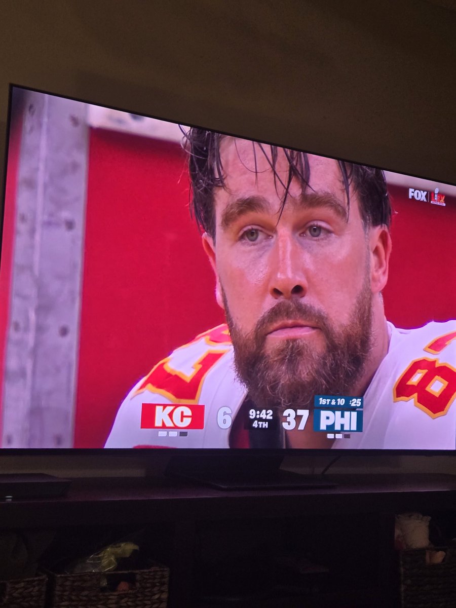 BobPace1's tweet photo. He looks like a sad Chris Hemsworth https://t.co/lG5LrZdggg