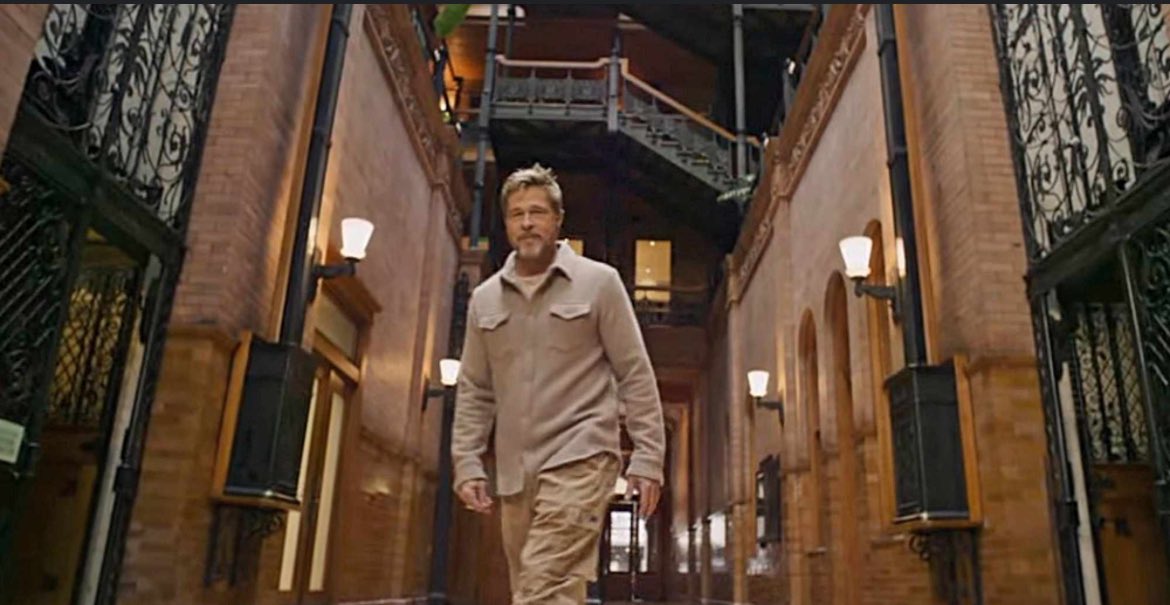 abby_smithey's tweet photo. I need someone to tell me I’m not crazy for realizing that the building they filmed Brad Pitt in during the Super Bowl intro is the same building from the end of (500) Days of Summer when he meets Autumn? Also please send help because why does my brain remember this?! 😂 https://t.co/GN27AdluUY