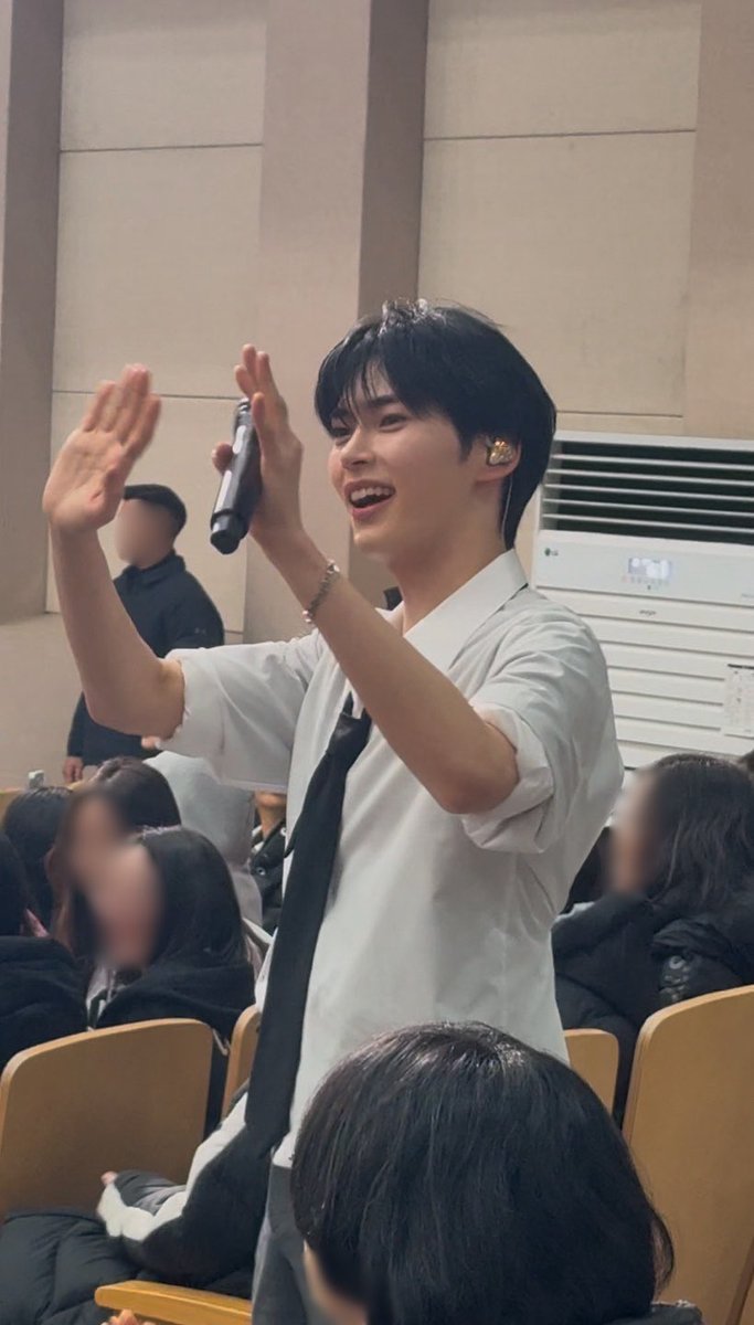 hanbaobin's tweet photo. high school heartthrob sung hanbin https://t.co/4EOH8PlDU5
