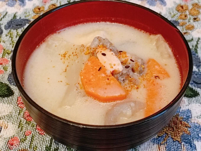 作り慣れたものでもレシピ毎回見ないと思い出せないわたしですがついに粕汁をレシピ見ないで作ることができるようになりました わーい なぜなら味付けがだしパックと酒粕と味噌だけだから…… しょうゆ大さじ1とかが入ってくると覚えられない……