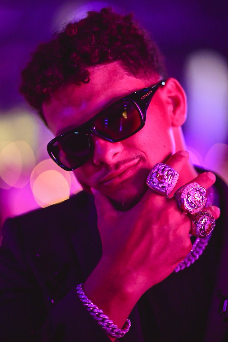 oofficialjunior's tweet photo. @Kaylatypeshii @GH0STCH13F @Tillitstank @chimmyfilms That’s cool mahomes still the best new gen qb 🤷🏽‍♂️ https://t.co/cbtXTSVFNO