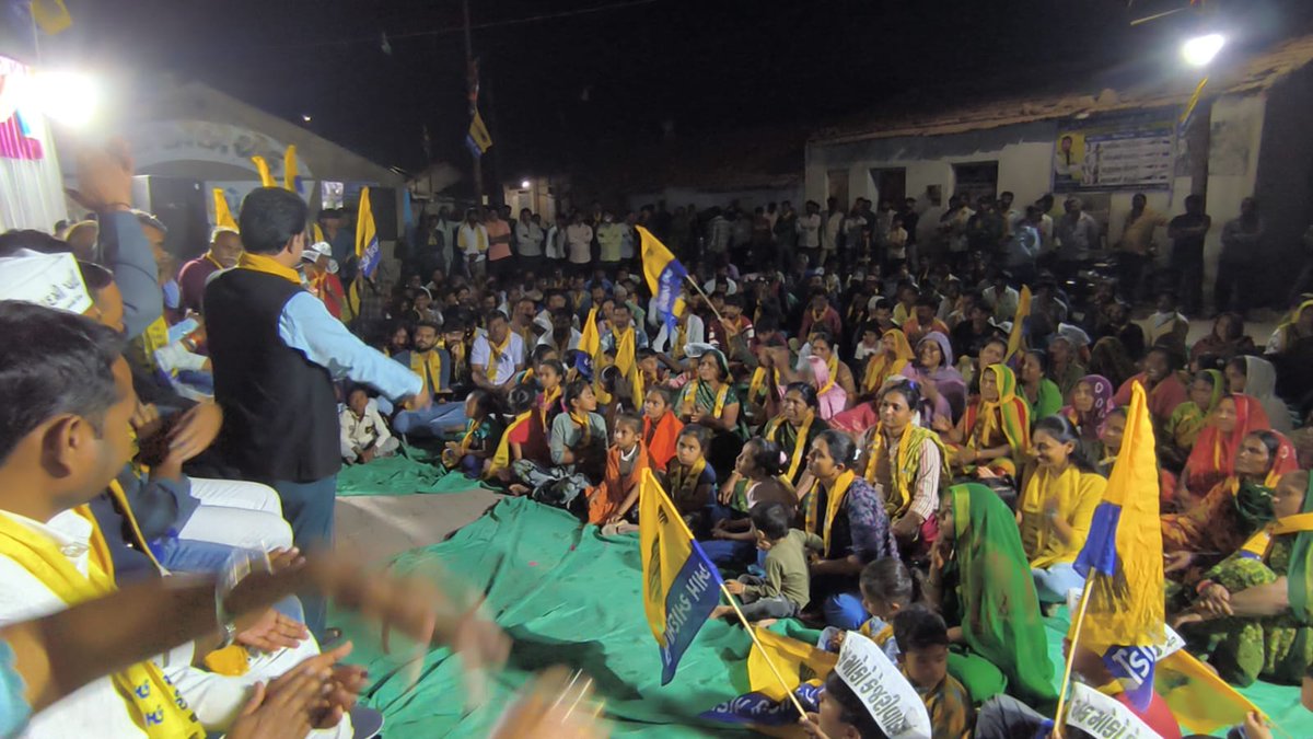 AAPGujarat's tweet photo. થાનગઢમાં નગરપાલિકા ચૂંટણી અંતર્ગત વોર્ડ નં 3 ના સૌ ઉમેદવારો માટે પ્રદેશ પ્રમુખ શ્રી @isudan_gadhvi, શ્રી @RajubhaiKarpad1 ની ઉપસ્થિતિમાં મહોલ્લા સભાનું આયોજન કરવામાં આવ્યું જેમાં ખુબ મોટી સંખ્યામાં સ્થાનિકો ઉપસ્થિત રહ્યા અને AAP ઉમેદવારોને વિજયી બનાવવાની ખાતરી આપી. https://t.co/7dznahZBHx