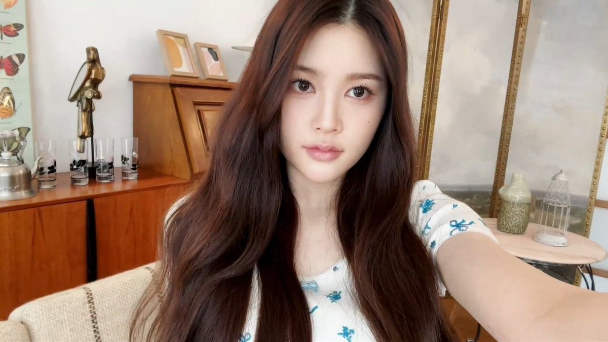kchartsmaster's tweet photo. Hearts2Hearts’ A-NA will reportedly join ZEROBASEONE’s Kim Gyuvin and TWS’ Dohoon as the new MCs for ‘Show! Music Core’.

https://t.co/4B2L369dST https://t.co/uLA6AeXyAj