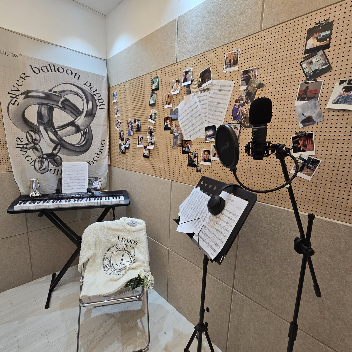 20250208,09
영원무궁 우횬이 생카 댕겨왔어요
8일에는 늦게가서 기본특전만 받구
9일에는 빨리가서 쿠키특전까지 받았습이다!! 럭드도 뽑았는데 이븐거 진짜 많구요💛 트레카 뽑는것이 있는데 센스있게 없는거 슈슉 해주심니다ㅎㅎ
#내_삶에_사랑을_불러온_나의_우현에게
#HBD_WOOHYUN