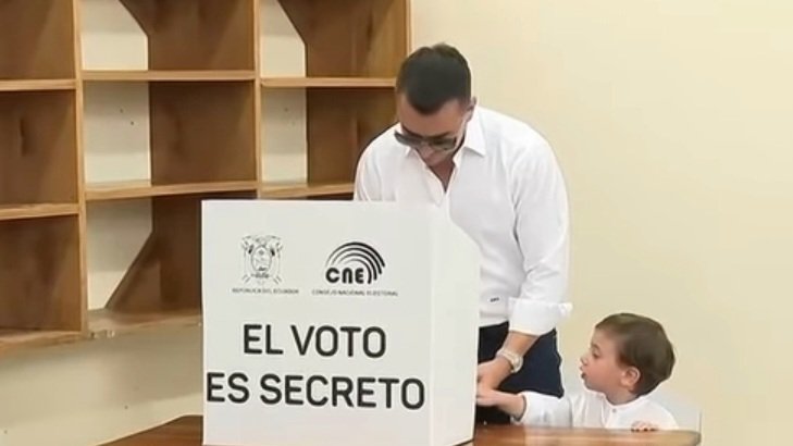 afsprensa's tweet photo. (A.F.S) 09-02-2025 EL Presidente  Daniel  Noboa sufrago  antes de las  7:30 de la mañana  en  Olon provincia de Santa Elena /A.F.S https://t.co/YzxjBfe1VX