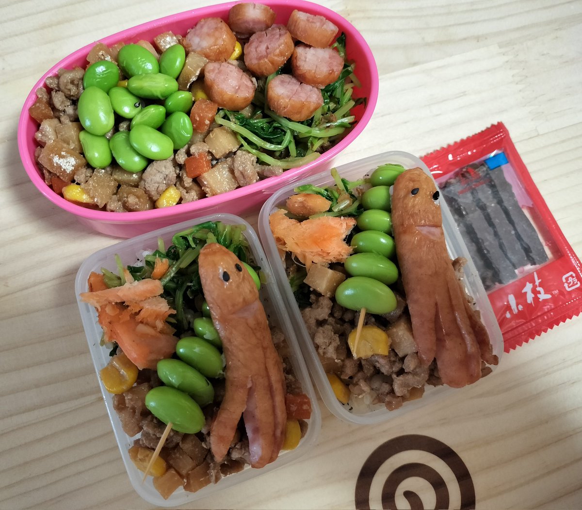 nikuyakidon's tweet photo. #トモさんの弁当の残り物
#僕のおランチ
#ウィンナー星人のタッパーは先輩と大きい先輩にお裾分け弁当
#小枝より一廻り大きいサイズ
#100ml
#一口サイズ
#お弁当部門
#お弁当
#どちらかのタッパーに漢方薬が入ってたから独特の匂い付き https://t.co/L4QMM7bvfH