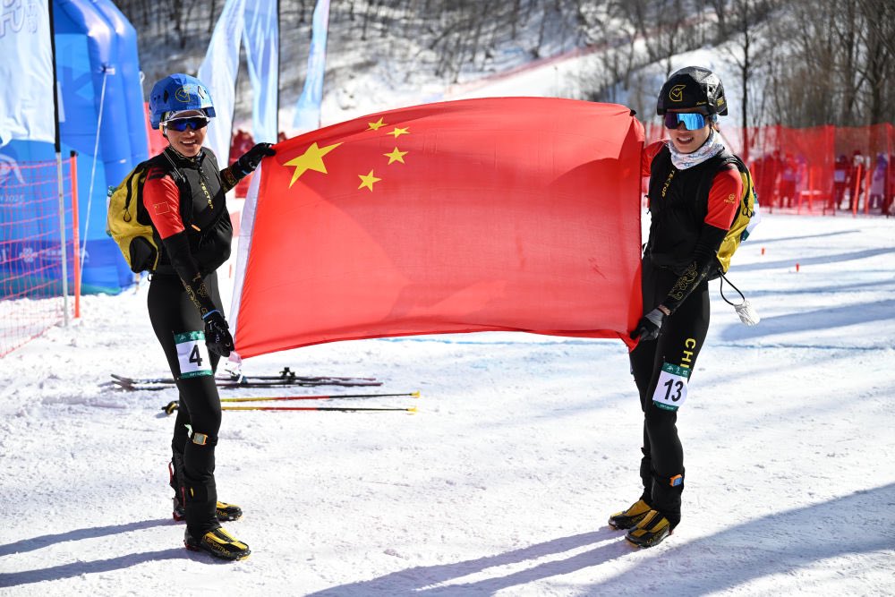 亚冬会丨“金”喜连连！中国队继续高居奖牌榜榜首
2月9日，亚冬会赛场决出13枚金牌。中国冰雪健儿一路高歌猛进再添7金7银9铜，以44枚奖牌继续高居奖牌榜榜首。来源：新华网