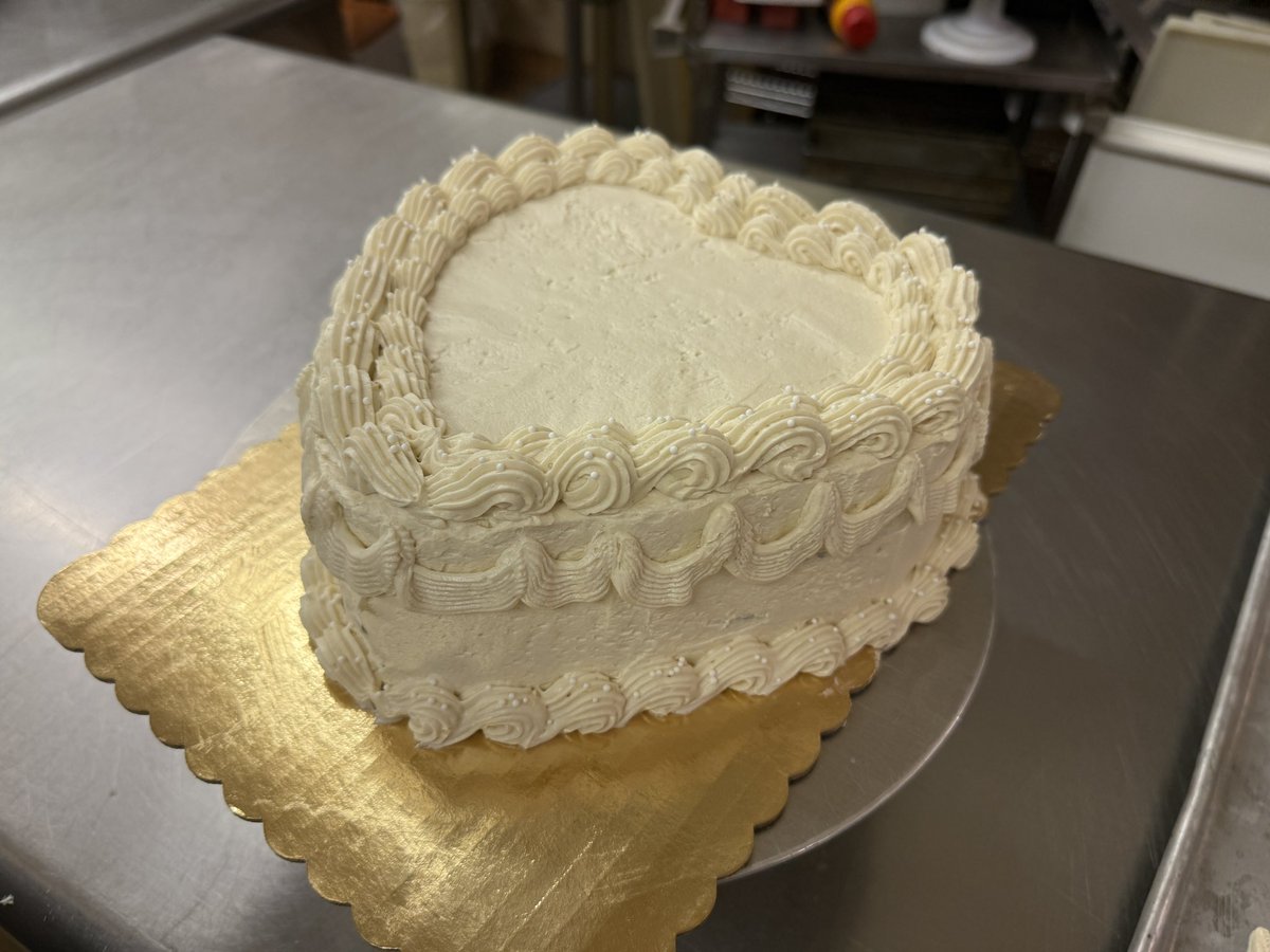 Samthehunter86's tweet photo. SUPERBOWL WINNERS WEEK STARTS OUT WITH TWO CAKES IVE MADE RECENTLY, FIRST ONE SOLO AND THE SECOND ONE I MADE WITH A FRIEND, GO BIRDS RAAAHHHH https://t.co/Kexq0ZLoox