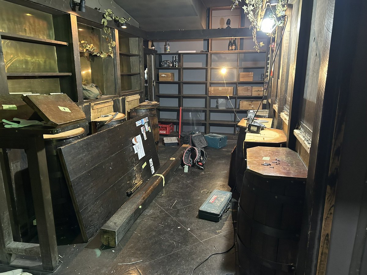 フリゴ新店舗への記録③

樽の裏側はこうなってたんですね
バラバラにならないように固定されてます