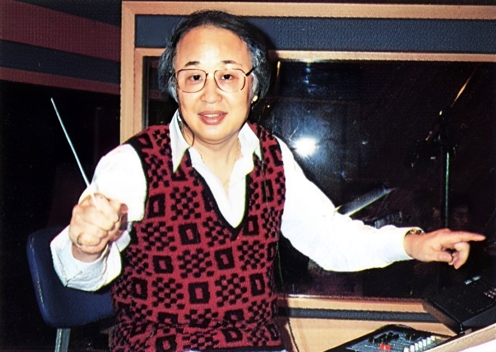 SeiKikChannel's tweet photo. Seiji Yokoyama in the recording of the album 聖闘士星矢 音楽集VII ～ポセイドン篇～ TV・オリジナル・サウンドトラック (Saint Seiya Music Collection VII: ~Poseidon Chapter~ TV Original Soundtrack) from 1988. (Taken from the album booklet)
#SeijiYokoyama #SaintSeiya https://t.co/Ipzs0jxT7D