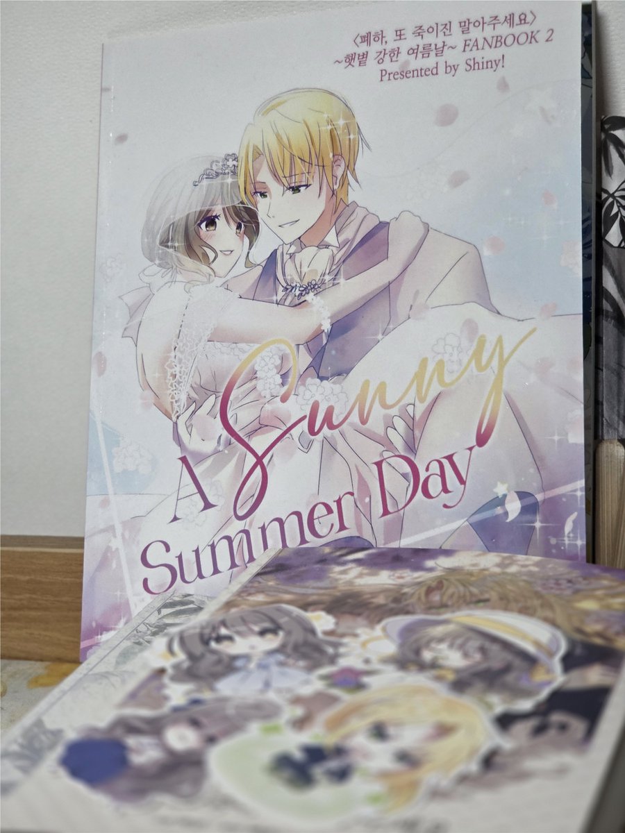 해외 팬분들께서 완결을 축하하며 보내주신 팬북이 도착했습니다! 💕💕
읽으면서 뭉클해지더라구요.
정성과 애정이 가득 담긴 게 느껴져서 모든 페이지가 사랑스럽고 다정하게 느껴졌어요.
작가가 느낄 수 있는 가장 큰 행복이라고 생각해요.
정말 감사합니다!
폐또죽 독자님들은 사람을 울려,,,,🥹💕