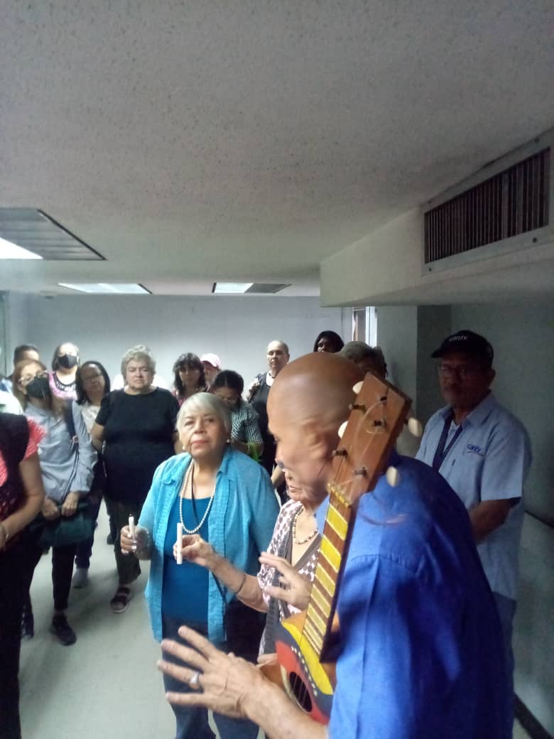 #Cantv a través de la cord de atención al jubilado realizó #paraduradelniño devoción está realizada x los jubilados y sobrevivientes la misma estuvo bajo la dir. @jhonnyacosta tradiciones q se mantienen en #Venezuela #ComandoHugoChavez #Brigadaazul <a href="/macomunitarios/">Medios Alternativos y Comunitarios</a> @nicolasmaduro