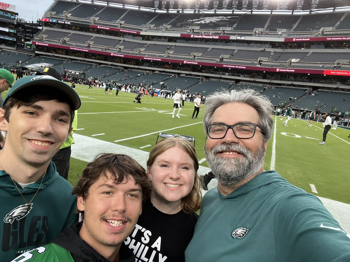 SamMooney4's tweet image. What a season!! Celebrating with family makes it even sweeter!! Go Birds!! #FlyEaglesFly #SuperBowlLIX