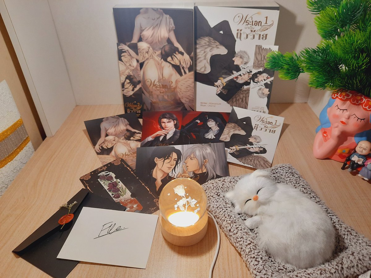chompooCha's tweet photo. 📚❤️ เป็นการรอคอยที่สมกับการรอคอยมาก ๆ เลยค่ะ 💕 สวยงามมาก ทั้งโปสต์การ์ด ภาษา และรูปเล่ม ที่สำคัญคือหนังสือนิยายเล่มหนามากกกกกกกกก✨️💖 

#พาพระเอกมาเป็นตัวร้าย 🪽✨️ https://t.co/KHcurj2BjG