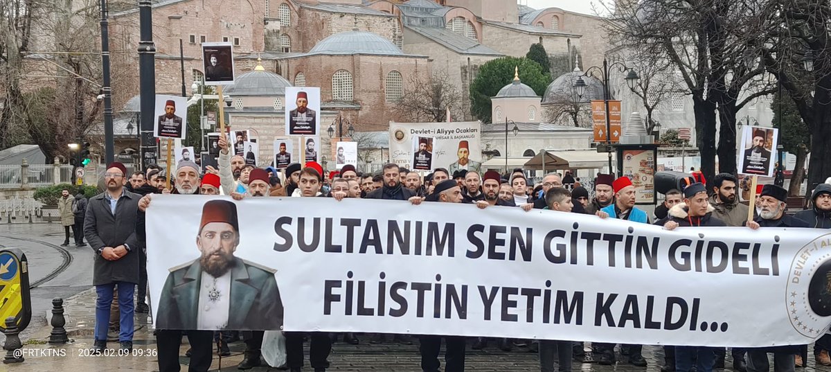 Başka ülkelerin hükümdarı olsaydı Adını altın levhalarla duvarlara asarlardı; Bizde ise "KIZIL SULTAN" dediler, "TEK ADAM" dediler..Vefatının 107. seneyi devriyesinde Sultan Abdulhamit Han'ı rahmet ve minnetle anıyorum Rabbim mekânını cennet eylesin inşaallah🤲