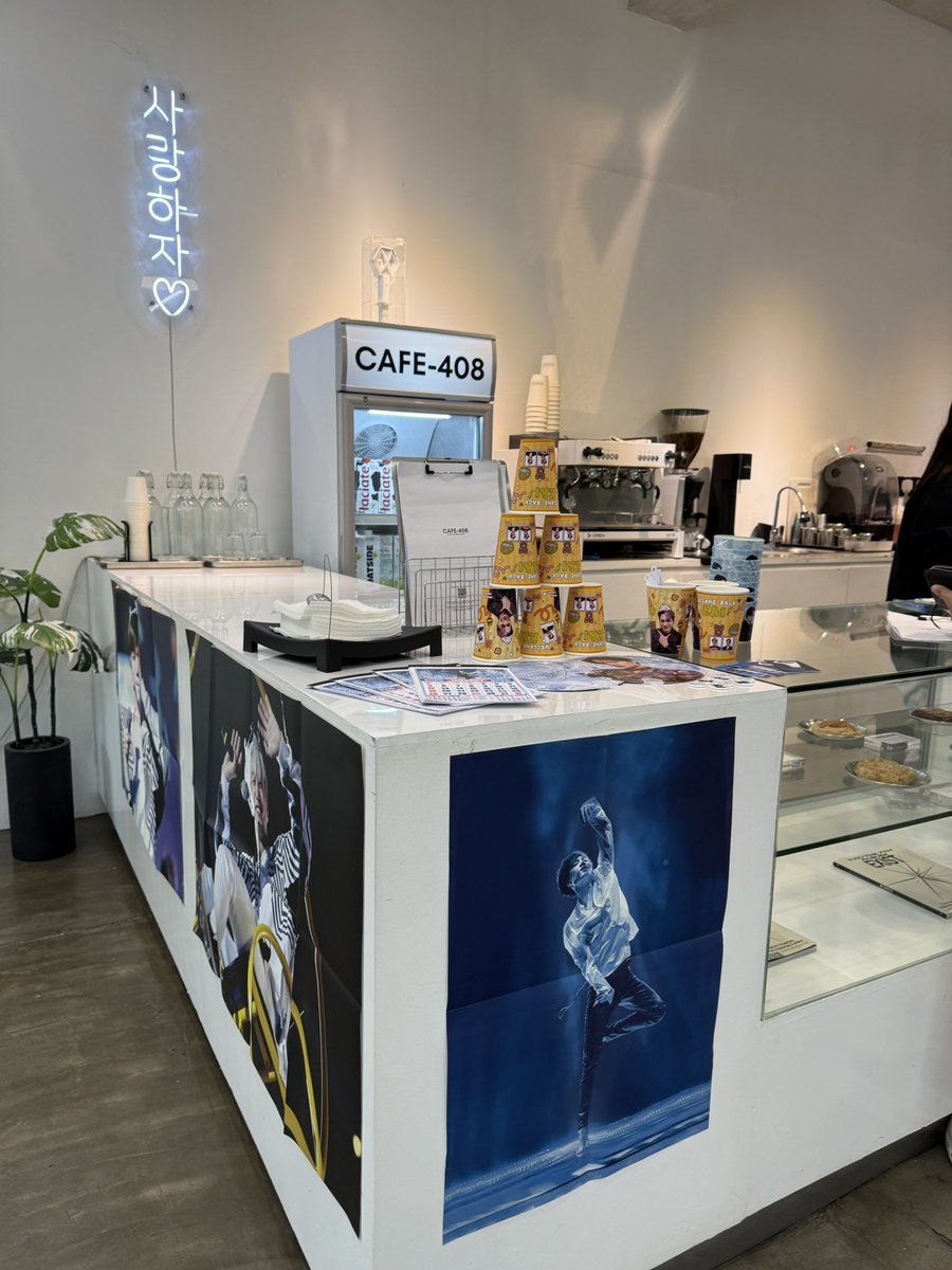 TheBoyWhoDanced's tweet photo. Kai is back! 🧸

📍 @cafe408_ QC 

#카이_소집해제_디데이
#올해는_종인이랑_재밌어주금
#WelcomeBackOurKai https://t.co/eIaWuU6afJ