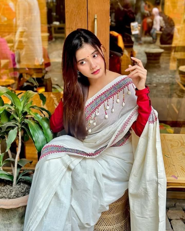 मिट्टी से बने शरीर पे 
क्या गुमान करना 
         पास क्या है कितना है 
          इस पर क्यों अकड़ना 
सांस भी उदार मिला है 
ऊपर वाले से 
           तो धरती पर क्यों 
           अहंकार करना ....!!!💯🌿🌻