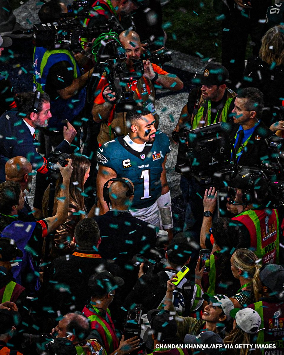 Jalen hurts lost in the confetti 🎉🔥 

This photo is TOUGH 🥶 

📸 CHANDAN KHANNA/AFP