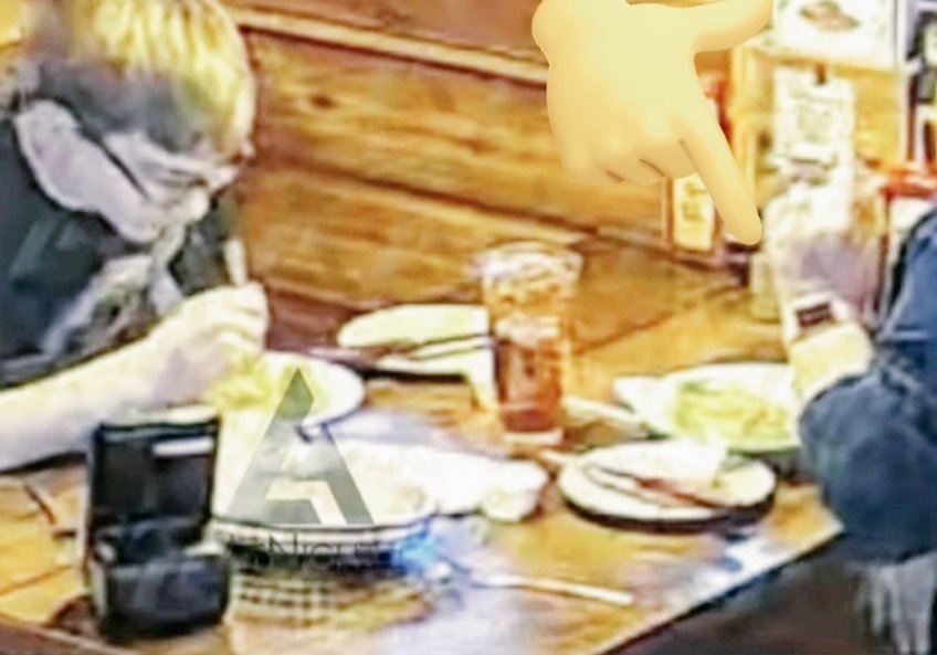 BellBrooke79403's tweet photo. #SEBASTIAN 
The lady on Duty Ron that said Katie told her she sent photos of Sebastian to Chris Proudfoot to show him SEBASTIAN had dressing on his salad,
BS👈
Look at Sebastian's FOOD plate at that Texas Roadhouse that is not salad that is pasta.
 NO SALAD dressing on table. https://t.co/4Ful9nIGzV