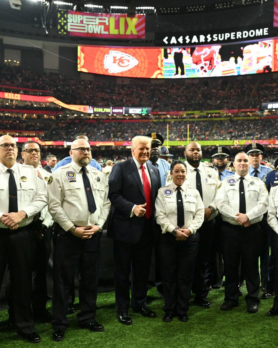 donwinslow's tweet image. Police officers standing with a man who actively encouraged Jan 6 protest which resulted in 140+ police officers being savagely beaten.

Four officers who responded  to the attack killed themselves within seven months.

IMO any cop who stands with Trump is a DISGRACE.