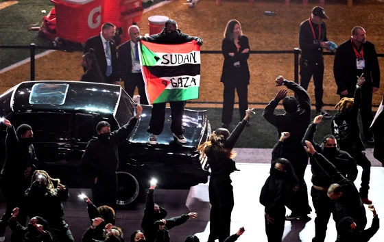 01emilyjohnson's tweet photo. Super Bowl Halftime Show Dancer Displays Palestinian, Sudanese Flags During Kendrick Lamar Performance
The NFL said, “No one involved in the production was aware of the individual’s intentions.

NEW ORLEANS — A performer at Kendrick Lamar’s Super Bowl halftime show was detained by security for waving a Sudanese and Palestinian flag with the words “Sudan” and “Gaza” written on it at the end of his performance, the NFL said.

The individual, who was dressed in black like other dancers on the field, “was one of the 400 on-field performers.”