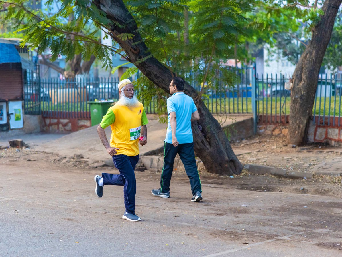 Dawoodi_Bohras's tweet photo. Young and old #DawoodiBohra runners came together with determination and passion, joining over 7,000 participants from across #Mumbai for the HRX Juhu Half Marathon. 🏃‍♂️
With every stride, they pushed their limits, chasing not just the finish line but a greater purpose—promoting mental well-being. @hrxbrand @juhumarathon @iHrithik  (1/2)