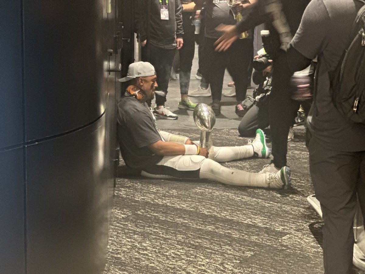 MLFootball's tweet image. JALEN HURTS AND THE LOMBARDI TROPHY.

THIS PHOTO GOES HARD.

(📸: Albert Breer/Sports Illustrated)