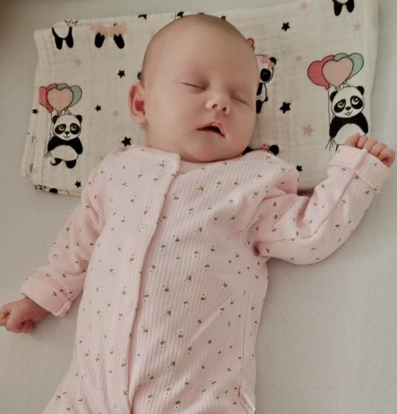 Dobri ljudi, da pozdravimo i ovu Uspavanu Lepotu, još jednu pobedu u borbi za što više beba. Neka Bebaronac dugo duuuuugo uživa u veselju i sreći - nas je već usrećio 🤗🤗🤗.