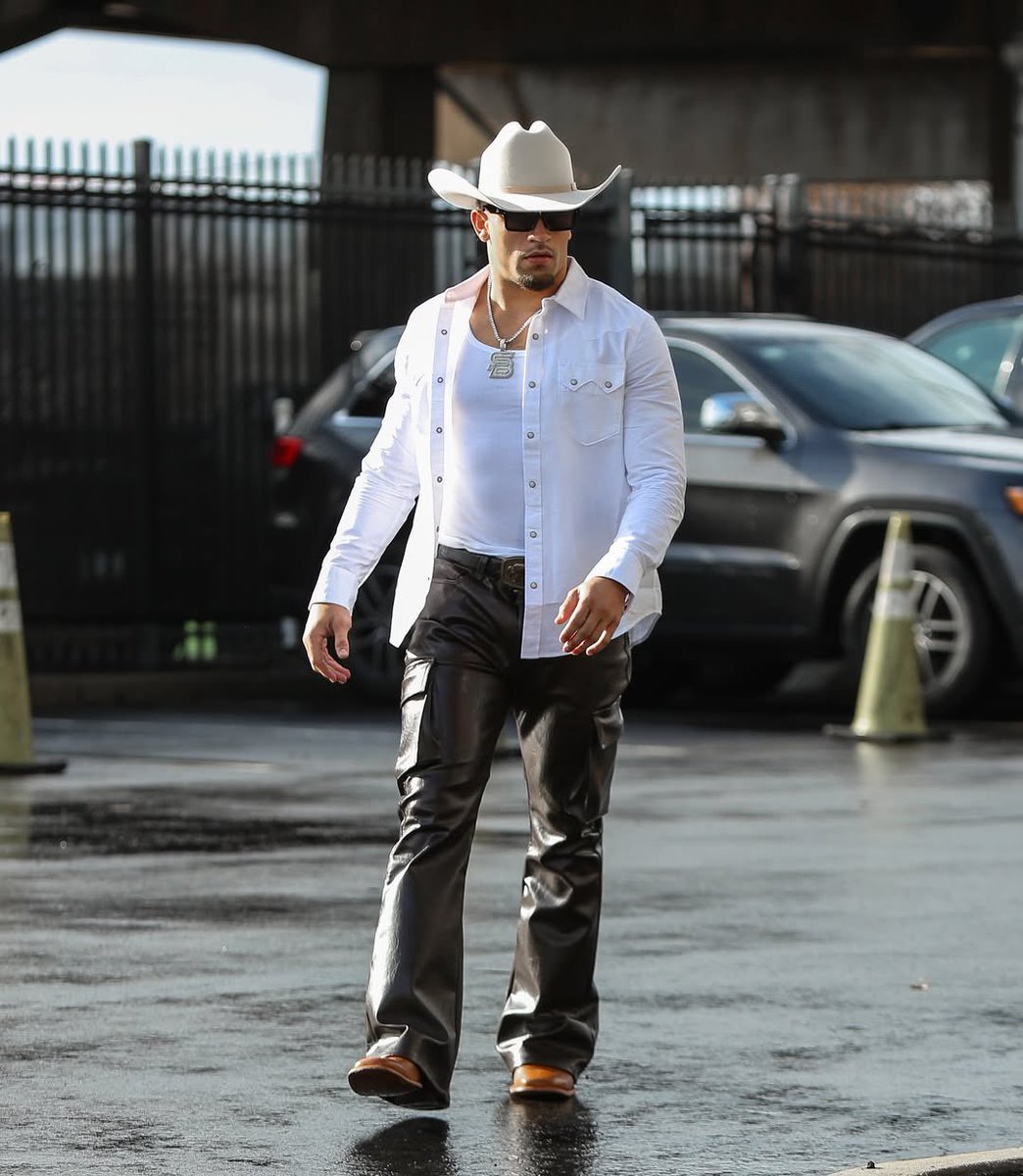 ungodlyrollins's tweet image. i’m really becoming an eagles fan today