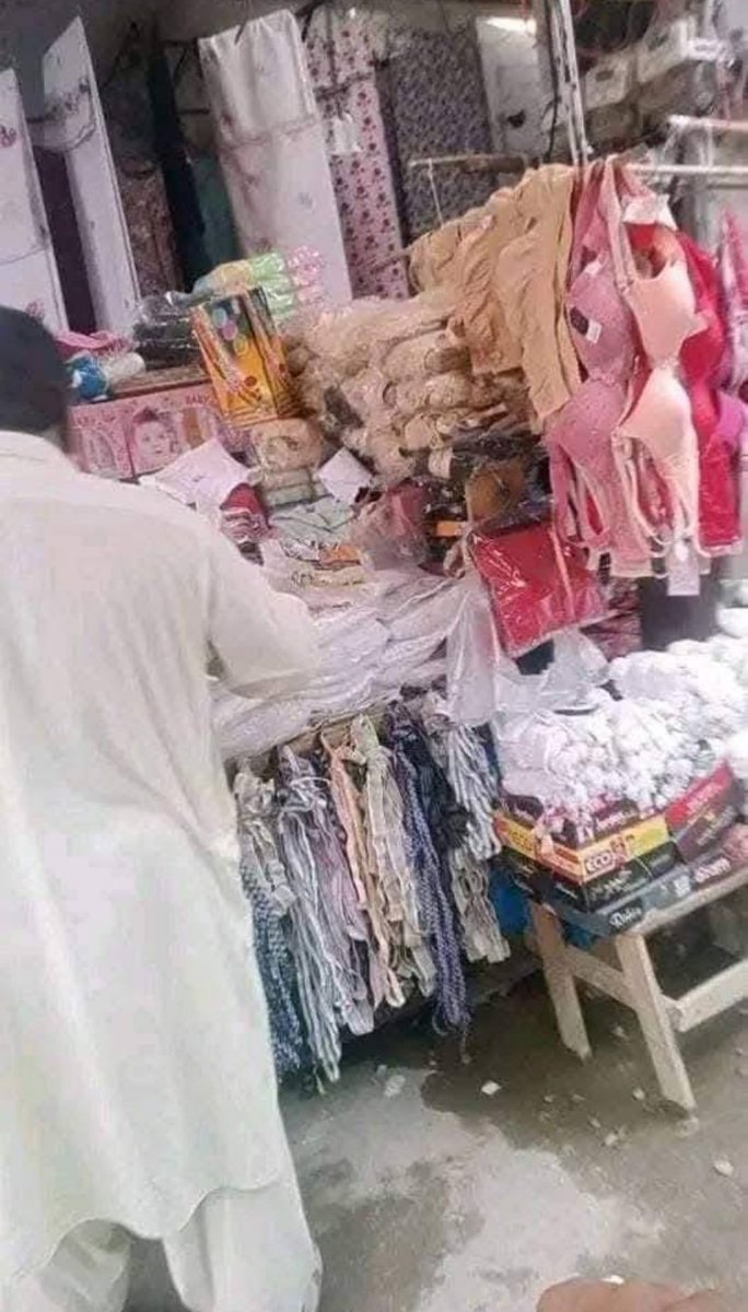 moona_sikander's tweet photo. خواتین کی انڈر گارمنٹس سرعام فروخت ہونے پر بھی کوئی پابندی ہونی چاہیئے،

 ہمارے بازاروں میں ہر چوک پر پھٹے لگے ہوتے ہیں اور ان پر خواتین کے انڈر گارمنٹس کی سیل لگی ہوتی ہے،

ہاتھ میں اٹھا کر ہوا میں لہرا کر آوازیں لگائی جاتی ہیں
آ جائیں باجی 
دیکھ لیں باجی 
بہت سافٹ ہے باجی 
برانڈڈ ہے باجی

امید ہے کہ یہ لوگ اپنی باجیوں کو بھی اسی طرح فروخت کرتے ہوں گے،

یقین جانیں میں نے ایسے بہت سے لوگ دیکھے ہیں جو خواتین کی انڈر گارمنٹس کا کام ایک خاص مقصد کے تحت کرتے ہیں،

مجھے بڑے شہروں کے وہ شاپنگ مالز پسند ہیں جہاں خواتین کے انڈر گارمنٹس کی فروخت کیلئے ایک الگ سے کیبن بنا ہوتا ہے اور فروخت کیلئے باقائدہ خواتین کو ہی رکھا جاتا ہے،

پرائیویٹ چیزیں سرعام فروخت ہوتے ہرگز اچھی نہیں لگتیں 
چھوٹے بچے ان گلیوں اور چوک سے گزرتے ہیں،

بعد میں سوال جنم لیتے ہیں کہ چھوٹے چھوٹے بچوں میں فریسٹریشن کہاں سے پیدا ہوتی ہے،

یہ بھی کم عمر بچوں میں فریسٹریشن پیدا ہونے کا 1 زریعہ ہے اور کچھ دکاندار فروخت کے دوران ہی کچھ مخصوص جملوں کا استعمال کرتے ہیں،

یہ جملے ایک طریقہ واردات کا حصہ ہیں مہربانی کریں کاروبار کریں اپنی نسل کو بر راہ روی پر مت ڈالیں،

مسلمان بنیں اور حیا کو فروغ دیں،

اگر کسی کو میری بات سے تکلیف ہو تو معزرت چاہوں گی

#موناسکندر