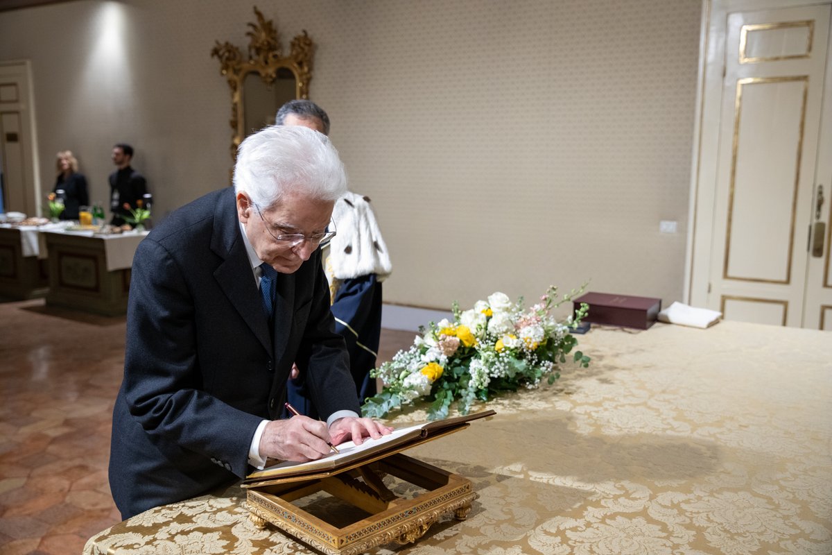 Il Presidente Mattarella ha incontrato gli studenti e le studentesse dell'Università per Stranieri di Perugia e una rappresentanza del personale amministrativo e docente. In Sala Goldoni la firma del libro degli ospiti illustri, la consegna dei doni e i saluti ai relatori.