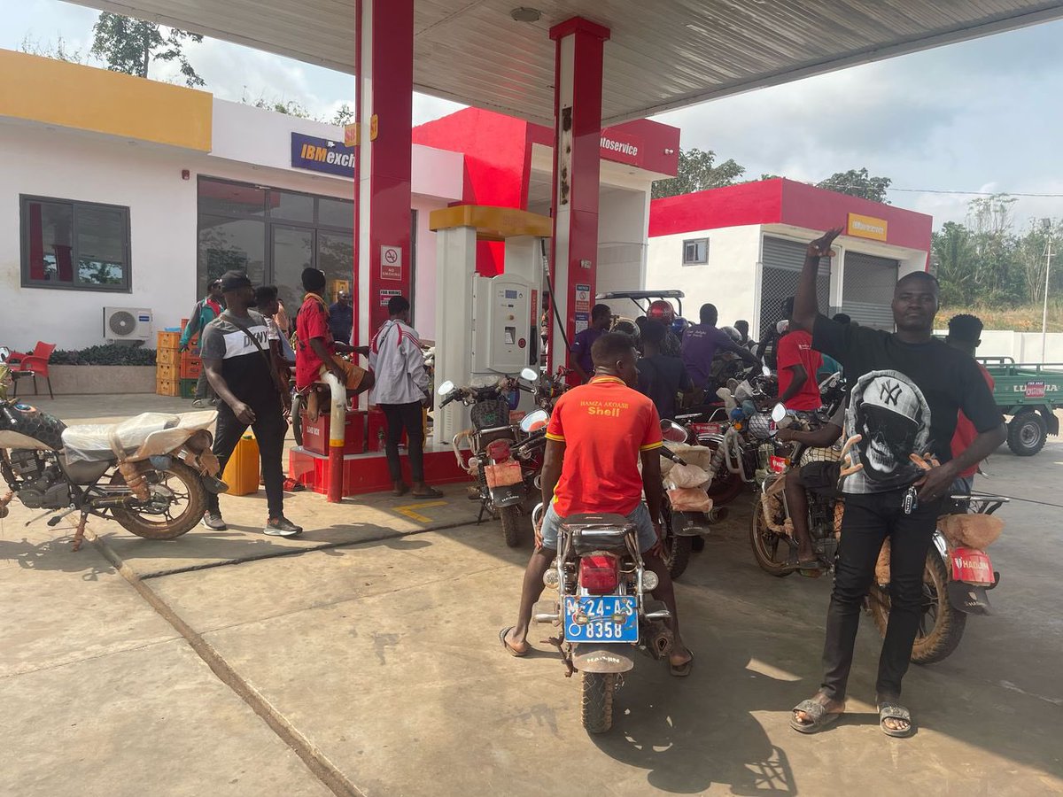 WilliamFrimpo13's tweet photo. Hon. @CharlesOwiredu3, MP for the Abirem Constituency, has today supported over 300 okada riders in the Akoase enclave with free fuel. This initiative reflects his dedication to improving the livelihoods of the riders and their families.
#NewVisionNewDirection https://t.co/taFlIWEcfr