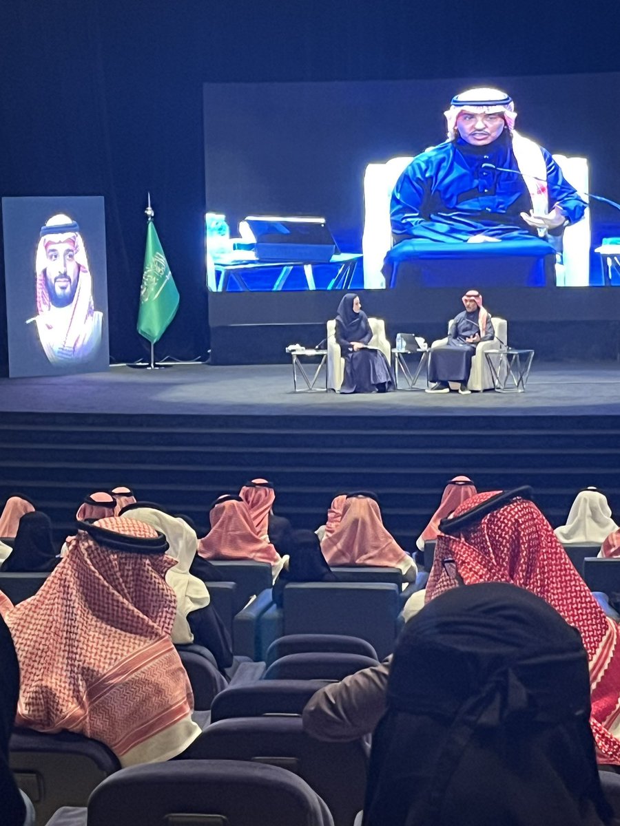 حضرت اليوم جلسة حوارية مع معالي وزير الإعلام الأستاذ سلمان بن يوسف الدوسري، حيث تحدث عن مستقبل الإعلام والفرص الوظيفية فيه. كان لقاءً ثريًا، أجاب فيه معاليه عن أسئلتنا.

شكرًا لمعالي الوزير على وقته، ولجامعتي، جامعة الملك سعود، على دعمها الدائم لطلابها بتوفيرها الفرص القيّمة🤍.