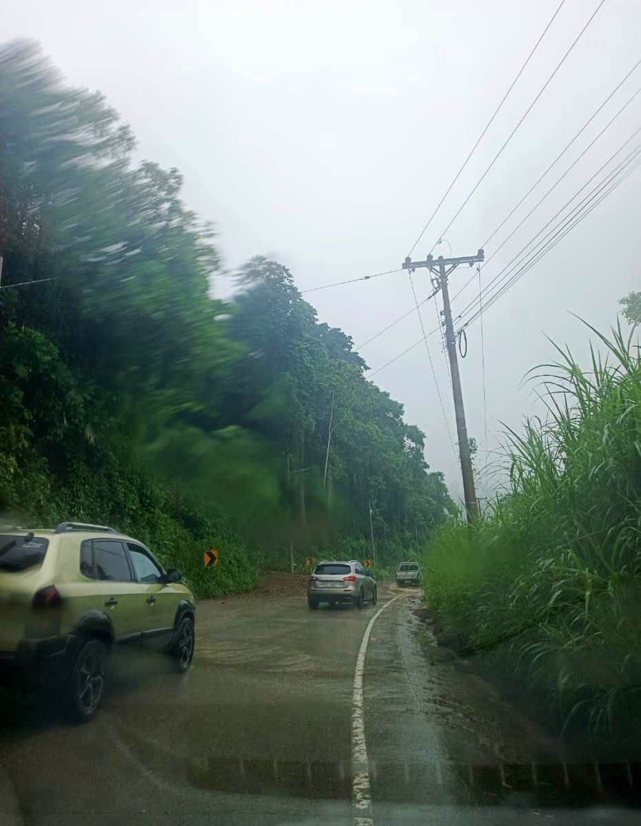 ECU911Austro's tweet photo. 👮🏽♂️ Personal de @PoliciaEcuador informó que la vía se encuentra parcialmente habilitada.
🚜 Maquinaria de @ObrasPublicasEc continúa realizando labores de limpieza.
🚘 Conduce con precaución
📷 #PPNN
#ECU911BrindaSeguridadIntegral https://t.co/sRdJFlf3GO