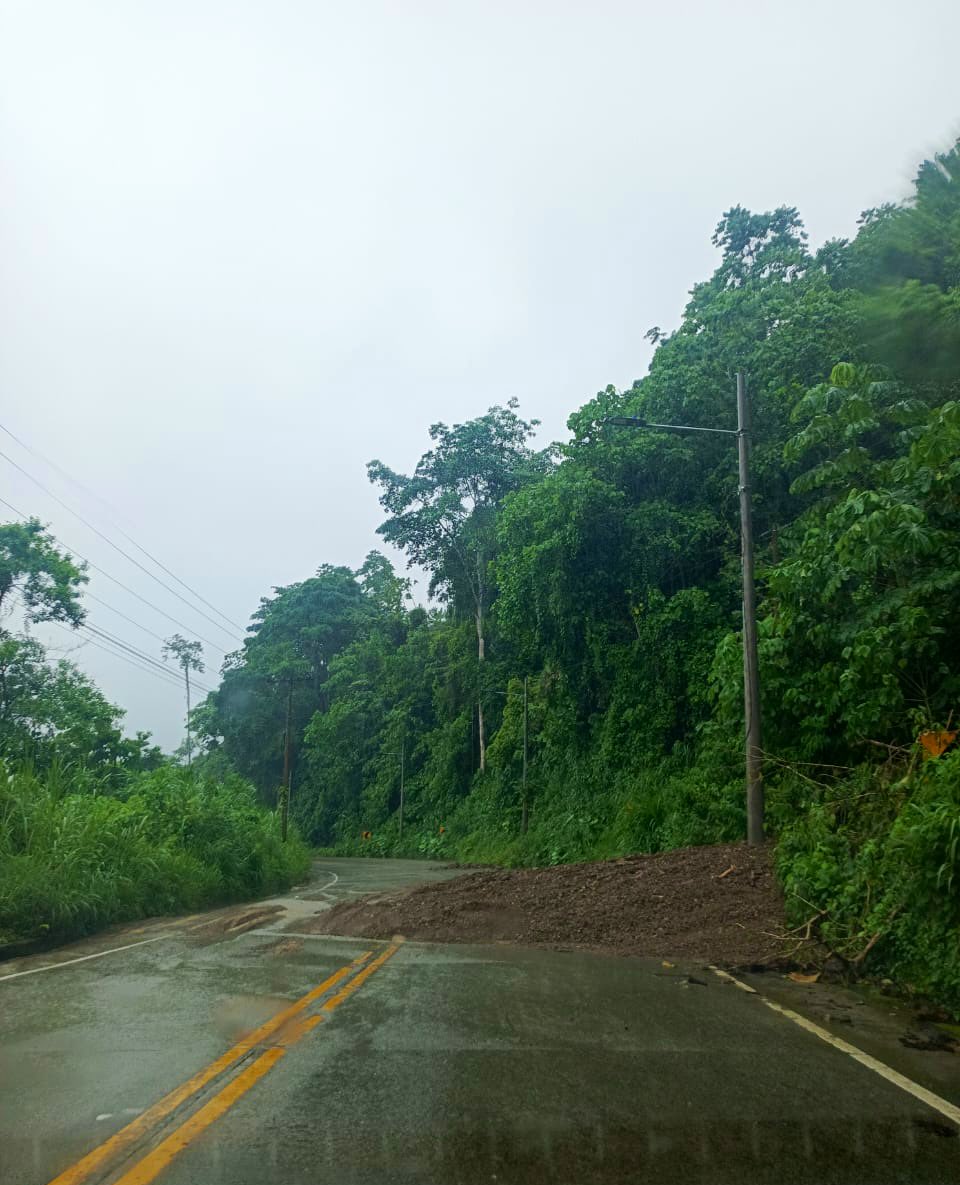 ECU911Austro's tweet photo. 👮🏽♂️ Personal de @PoliciaEcuador informó que la vía se encuentra parcialmente habilitada.
🚜 Maquinaria de @ObrasPublicasEc continúa realizando labores de limpieza.
🚘 Conduce con precaución
📷 #PPNN
#ECU911BrindaSeguridadIntegral https://t.co/sRdJFlf3GO