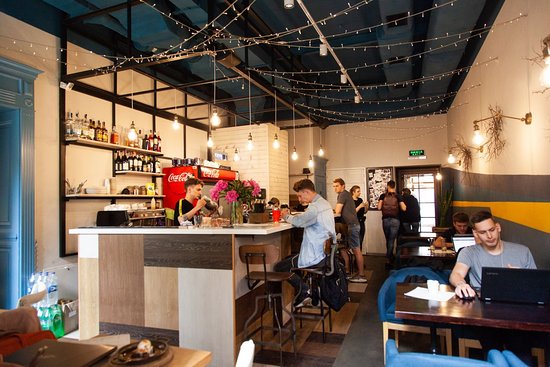 wolfunitfr's tweet photo. "Druzy cafe", Lviv 🇺🇦, il y aura bientôt 2 ans, à une de ces tables, venait de voir le jour notre unité.
Autour de la table : Canadiens, ukrainiens et belges.
#DruzyCafe #Lviv #Ukraine #ITArmy https://t.co/piAzJ9kXoe