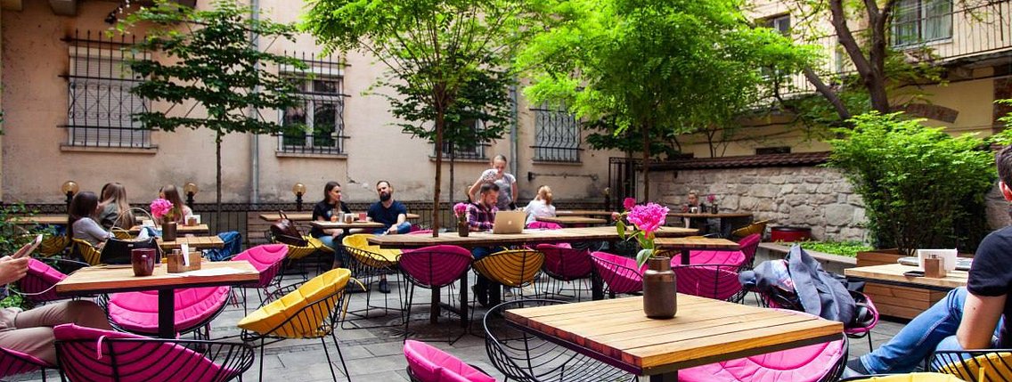 wolfunitfr's tweet photo. "Druzy cafe", Lviv 🇺🇦, il y aura bientôt 2 ans, à une de ces tables, venait de voir le jour notre unité.
Autour de la table : Canadiens, ukrainiens et belges.
#DruzyCafe #Lviv #Ukraine #ITArmy https://t.co/piAzJ9kXoe