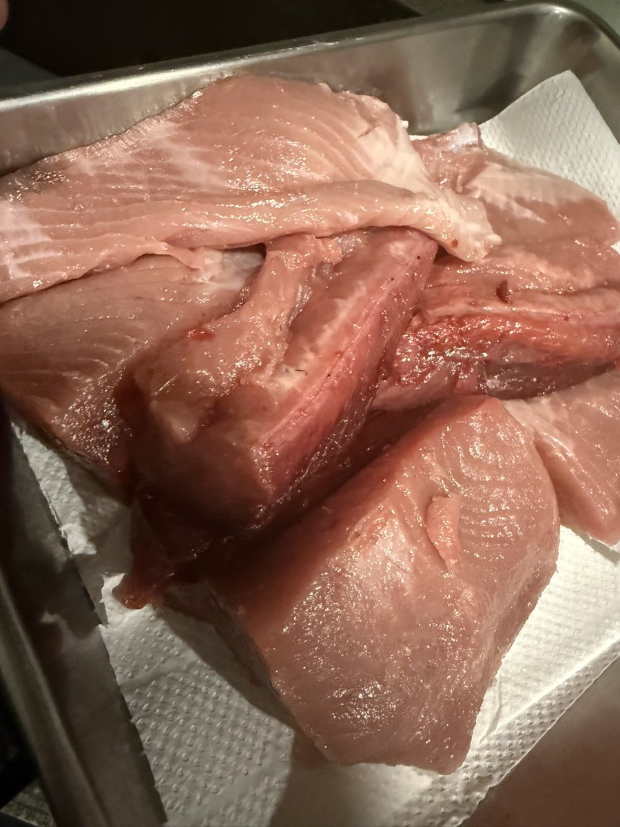 1783_happy's tweet photo. マグロ一匹いただいて、初めて捌きました^_^楽しかったー！たくさんありすぎる笑 https://t.co/O8ysWrXy8a