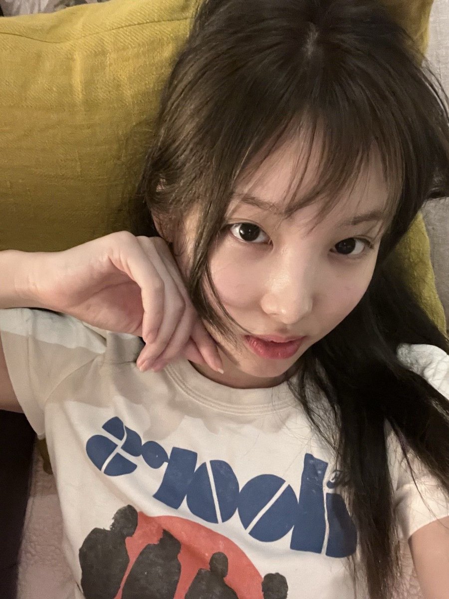 archivenayeon's tweet image. “thank god you’re not a photocard” selcas