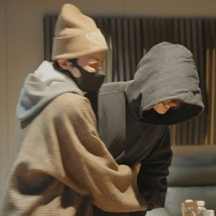 bitienlacasa's tweet image. hopekook being cute with each other; a long thread