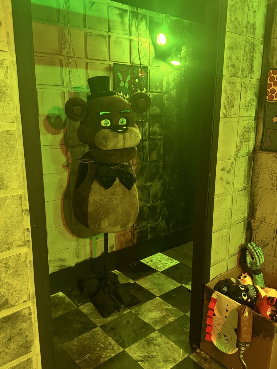 daregularsauce's tweet image. In FNaF 3 rn @JTMusicTeam