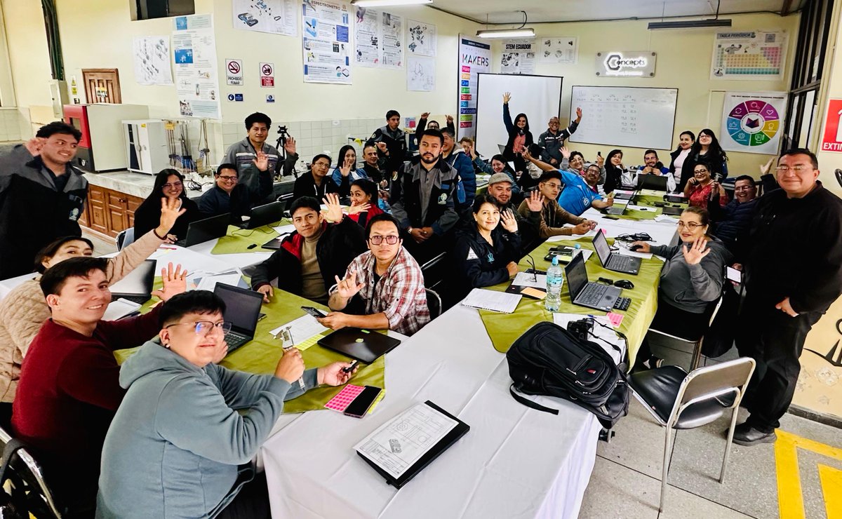 🤖 ¡Innovación en la #EducaciónMunicipal!

👨‍🏫 30 #docentes de las #UEM se capacitan en el #MakerSpace de la <a href="/ESPEU/">ESPE</a>, donde estudiantes de Mecatrónica comparten sus conocimientos. 👩‍🏫

Esta actividad de <a href="/EducacionQuito/">Secretaría de Educación, Recreación y Deporte</a>, con apoyo de la #ESPE, y la #OEI, promueve el aprendizaje en