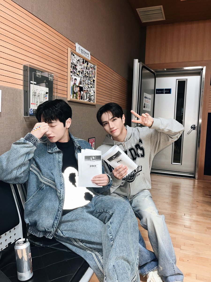[#VANNER]

EBS 밤의 라디오 ‘나는 시민’
지금까지 고정 게스트
태환이와 영광이었습니다!
(그리고 쥑쥑즈도💕)
쪼꼬들 삐삐들
마지막까지 사랑해 주셔서
감사합니다🫶👏

#배너
#태환 #TAEHWAN
#영광 #YEONGGWANG