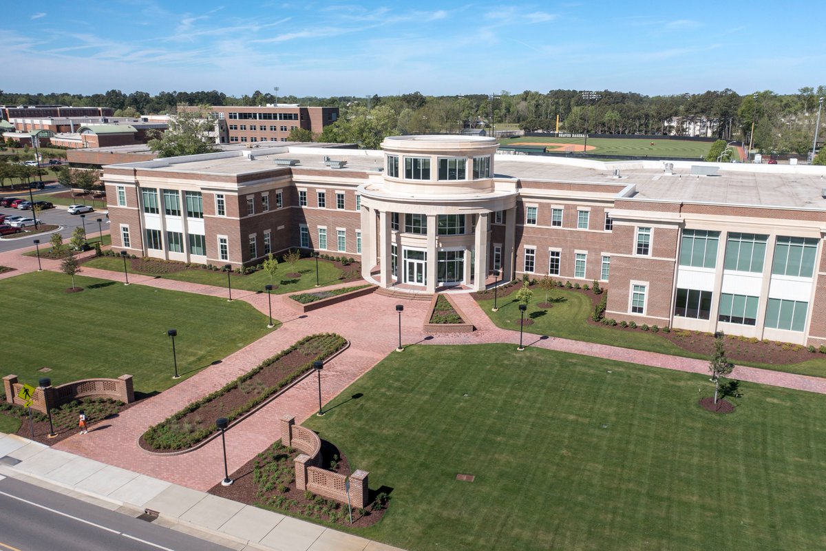 UNCP_GradSchool's tweet photo. 🌟 UNCP’s School of Business stands out! Our undergrad program ranks among the nation’s best—proof of the quality &amp; excellence that also defines our MBA program. 🔗 https://t.co/dPQBpPmZJ6 
#UNCPMBA #BusinessExcellence https://t.co/101CFgGCoB