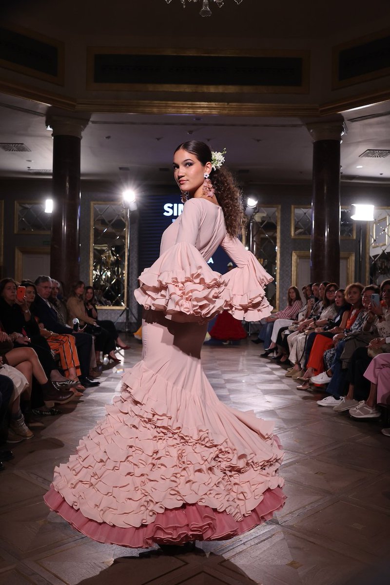 Buenas tardes
Hoy, en telademoda.com, la colección Contigo, inspirada en el barrio de Triana, de la diseñadora de moda flamenca, Ángeles Isa.