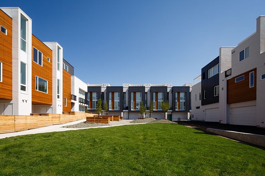 nathanupmt's tweet photo. An example of thoughtful infill development. 28 townhome development with a courtyard. https://t.co/zoHEQIiGp0