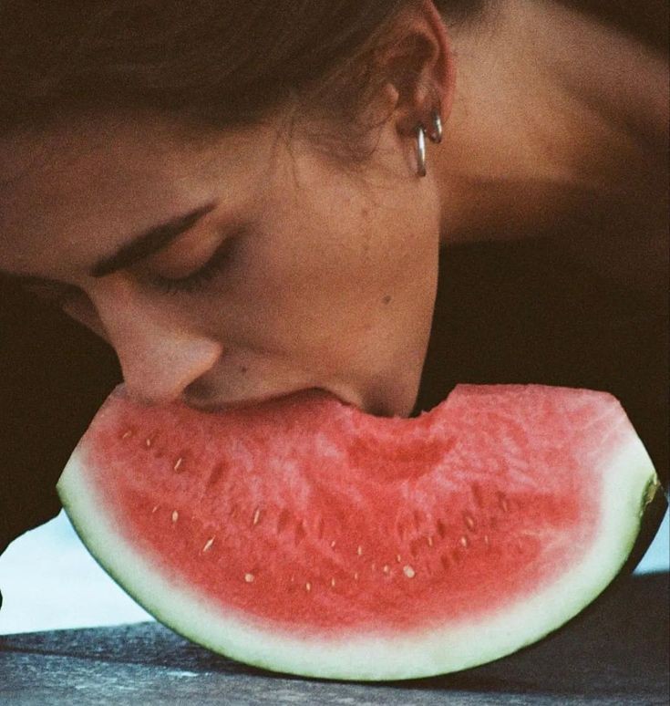 14 Dark Female Nature Truths 

(Read before it's too late)

1. Women love like cats, not dogs